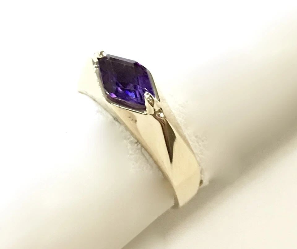 14K GOLD RING WITH RHOMBUS CUT AMETHYST (SIZE 7) 3 GRAMS (1 of 2)