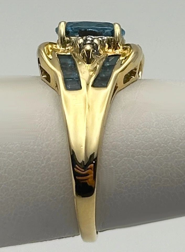 10K GOLD RING WITH BLUE TOPAZ AND 0.06CTW DIAMONDS (SIZE 7) 3.7G: 10K GOLD RING WITH BLUE TOPAZ AND 0.06CTS OF DIAMONDS SIZE: 7 10k Gold Ring with Blue Topaz and 0.06cts of Diamonds Condition: Used, has been fully checked and cleaned by our in house Jewelers Materia