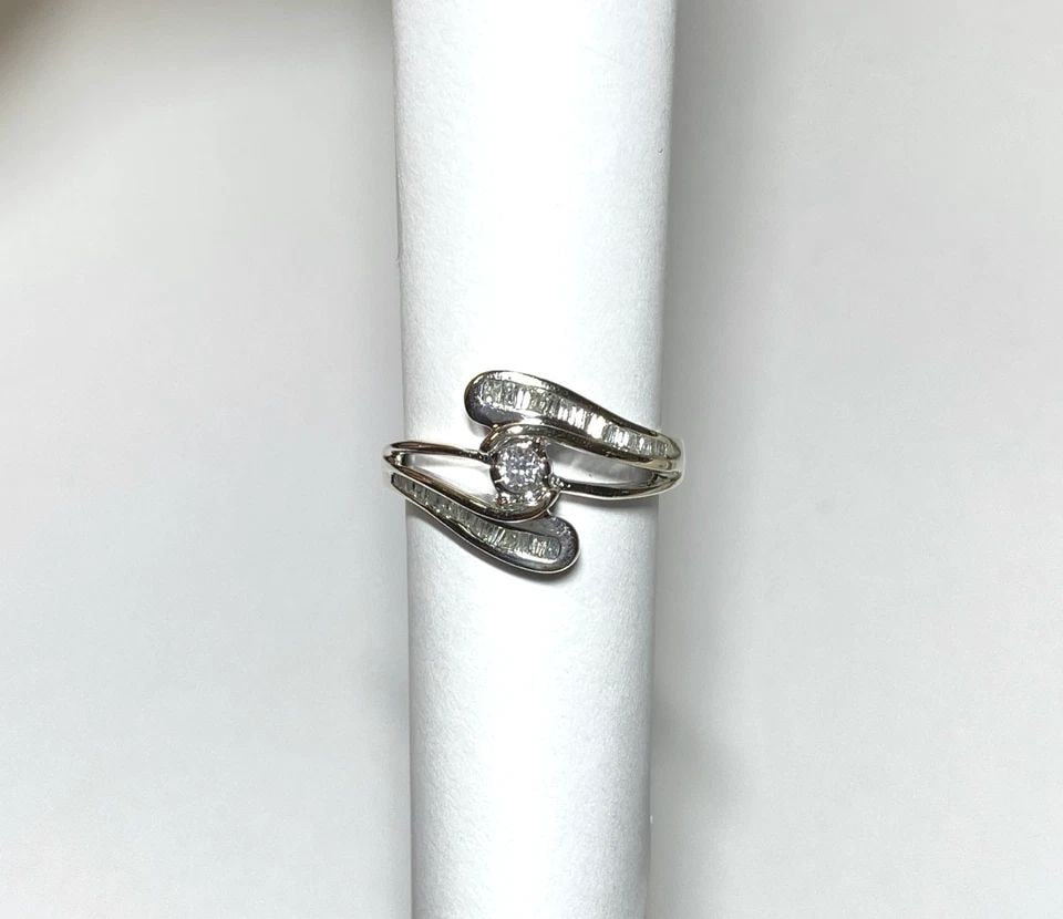 10K WHITE GOLD INTERWEAVED STYLE RING WITH 0.38CTW DIAMONDS (SIZE 7) 3.3 GRAM: WOMEN'S 10K WHITE GOLD RING WITH 0.38CT ROUND AND BAGUETTE CUT DIAMONDS (SIZE 7) Women's 10K White Gold Ring with 0.38CT Round and Baguette cut Diamonds (Size 7) You are bidding on a new with tags Wom