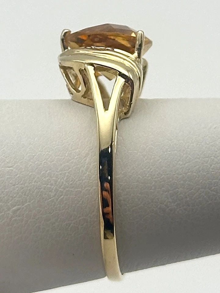 10K YELLOW GOLD RING, 9MM CITRINE, 0.02CTS OF DIAMONDS ( SIZE: 8.25 ) 3G: 10K YELLOW GOLD RING WITH 9MM CITRINE AND 0.02CTS OF DIAMONDS SIZE: 8.25 10k Gold Ring with 9mm Citrine and 0.02cts of Diamonds Condition: Used, has been cleaned Material: 10k Yellow Gold Ring Size: 8