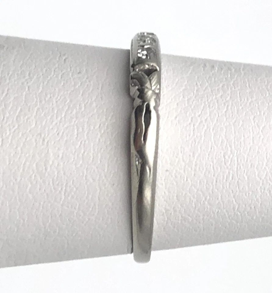 18K WHITE GOLD WOMEN'S BAND WITH 0.14CTW NATURAL DIAMONDS (SIZE 4.75) 1.6 GRAM: 18K WHITE GOLD WOMEN'S BAND SET WITH 0.14CTS OF DIAMONDS SIZE: 4.75 18k White Gold Band set with 0.14cts Diamonds You are bidding on a 18k White Gold Band set with 0.14cts Diamonds. The ring has been 