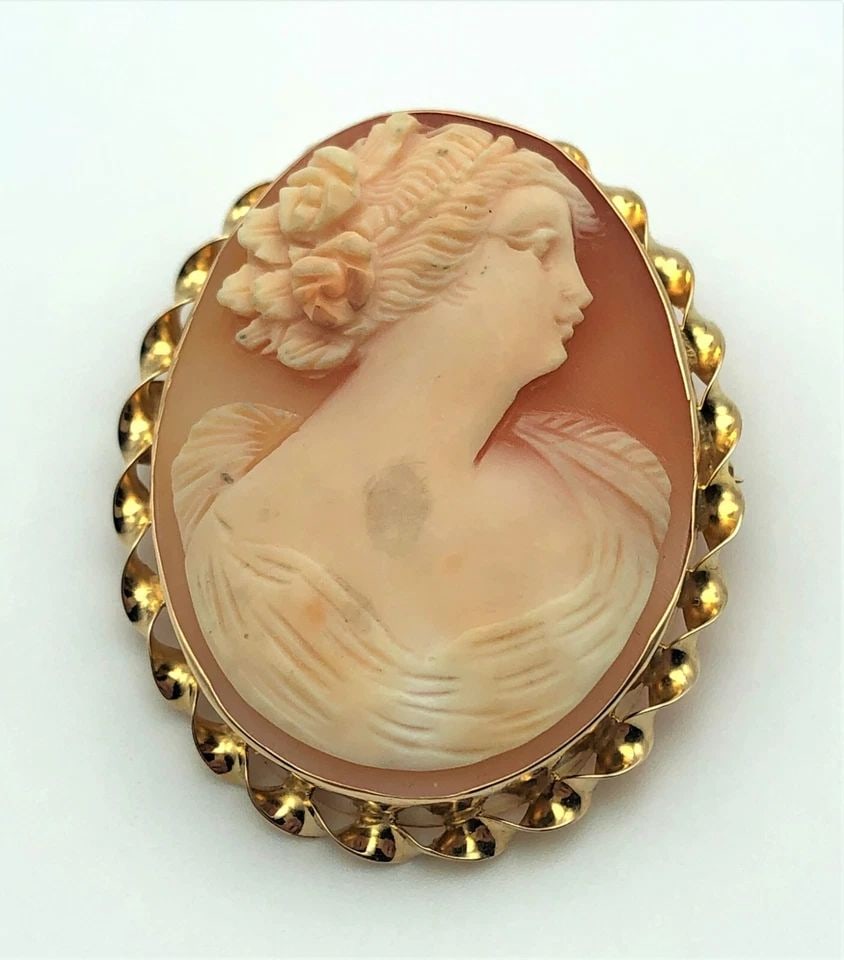 VINTAGE 14K GOLD FRAMED BROOCH / PENDANT HAND CARVED SHELL CAMEO 7.9G: Vintage 14k Gold Framed Brooch / Pendant Hand Carved Shell Cameo You are bidding on a Vintage 14k Gold Framed Brooch / Pendant Hand Carved Shell Cameo. The piece has been fully checked cleaned and ins