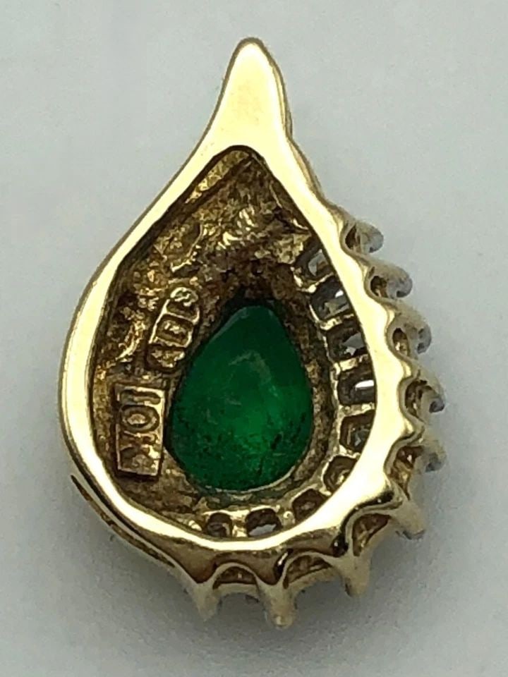 10K GOLD PEAR SHAPE PENDANT WITH NATURAL EMERALD AND 0.22CTW DIAMONDS 1.2G: 10K GOLD PEAR SHAPE PENDANT WITH NATURAL EMERALD AND 0.22CTS DIAMONDS 1.2G 10k Gold Tear Drop shaped Pendant with Emeralds and 0.22cts of Diamonds Condition: Used Material: 10k Yellow Gold Pendant Siz