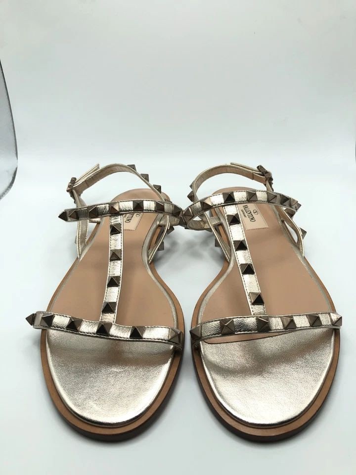 VALENTINO GARAVANI SILVER ROCKSTUD T STRAP STUDDED FLAT HEEL SANDALS (SIZE: 38): VALENTINO GARAVANI SILVER ROCKSTUD T STRAP STUDDED FLAT HEEL SANDALS (SIZE: 38) Valentino Garavani Silver Rockstud T Strap Studded Flat Heel Sandals You are bidding on a Valentino Garavani Silver Rock