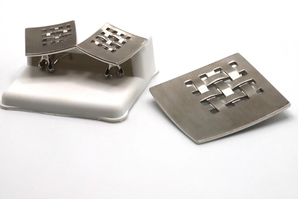 BREUNING SQUARE EARRINGS AND PENDANT MATCHING SET 19.6G: BREUNING SQUARE EARRINGS AND PENDANT MATCHING SET Breuning Square Earrings and Pendant set You are bidding on a Breuning Square Earrings and Pendant set. The set has been fully checked and inspected b