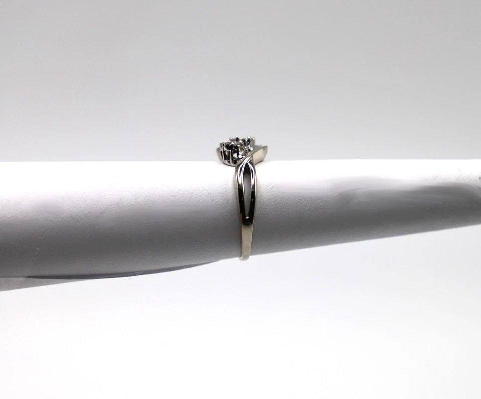 10K WHITE GOLD INTERWEAVING STYLE RING WITH 0.21CTW DIAMONDS (SIZE 7) 3.1 GRAM: 10K WHITE GOLD CRISS CROSS STYLE RING WITH 0.21CTW DIAMONDS (SIZE: 7) 10k White Gold Criss Cross style Ring with 0.21cts Diamonds You are bidding on a 10k White Gold Criss Cross style Ring with center