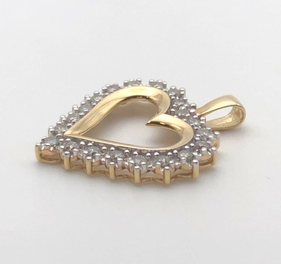 10K GOLD HEART PENDANT WITH 0.40CTS NATURAL DIAMONDS 2.4 GRAM: 10K YELLOW GOLD HEAT PENDANT SET WITH 0.40CTS DIAMONDS 10k Yellow Gold Heat Pendant set with 0.40cts Diamonds You are bidding on a 10k Yellow Gold Heat Pendant set with 0.40cts Diamonds. The piece has