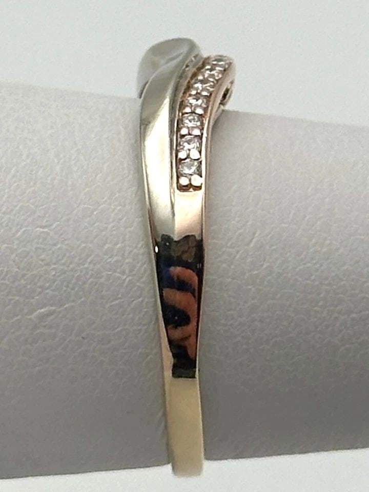 14K TWO TONED ROSE/WHITE GOLD RING, 0.20CTW NATURAL DIAMONDS (SIZE 8.25) 2 GRAM: 14k Two Toned Rose / White Gold Ring with 0.20cts of Diamonds Condition: Used, has marks and scratches on it Material: 14k White and Rose Gold Ring Size: 8.25 Weight: 2 grams Top Width: 4.7mm Bottom W