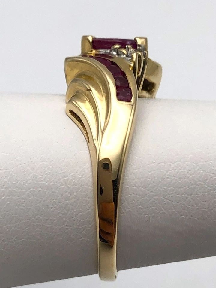 10K GOLD RING, 0.70CTW NATURAL RUBIES AND 0.06CTW DIAMONDS (SIZE 7) 2.7 GRAM (1 of 2)