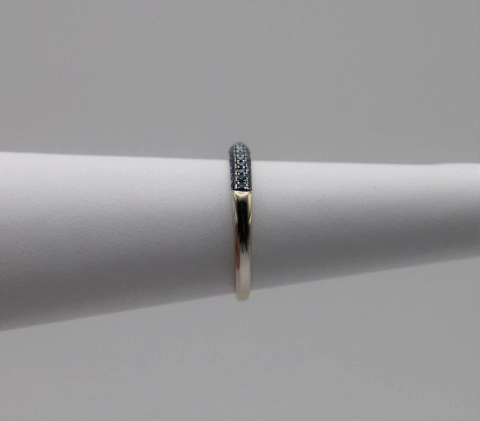 14K WHITE GOLD BAND/RING WITH 3 ROWS OF 0.28CT BLUE DIAMONDS (SIZE 6.75) 2.4G: 14K WHITE GOLD BAND / RING WITH THREE ROWS OF 0.28CT BLUE DIAMONDS SIZE: 6.75 14k White Gold Band / Ring with three rows of 0.28ct Blue Diamonds You are bidding on a 14k White Gold Band / Ring with th