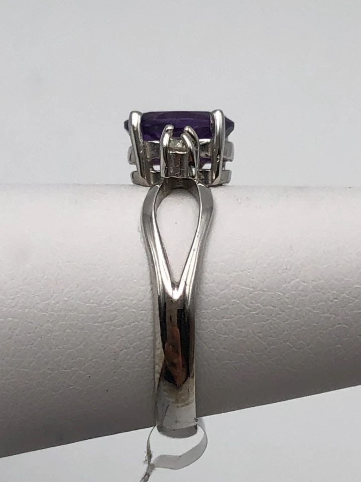14K WHITE GOLD RING WITH AMETHYST AND 0.12CTW DIAMONDS (SIZE 5.75) 2.4 GRAMS: 14K WHITE GOLD RING WITH CENTER AMETHYST AND 0.12CTS OF DIAMONDS SIZE: 5.75 14k White Gold Ring with center Amethyst and 0.12cts of Diamonds Condition: New with original tag, has been moved around in 