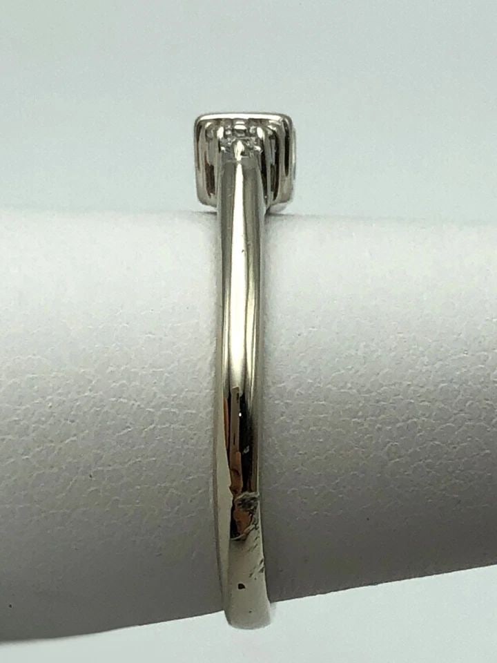 14K WHITE GOLD RING WITH TANZANITE AND 0.06CTW DIAMONDS (SIZE 8.25) 2.5 GRAMS: 14K WHITE GOLD RING SET WITH TANZANITE AND 0.06CTS OF DIAMONDS SIZE: 8.25 14k White Gold Ring set with Tanzanite and 0.06cts of Diamonds Condition: Used, signs of wear in photos above, has been cleane