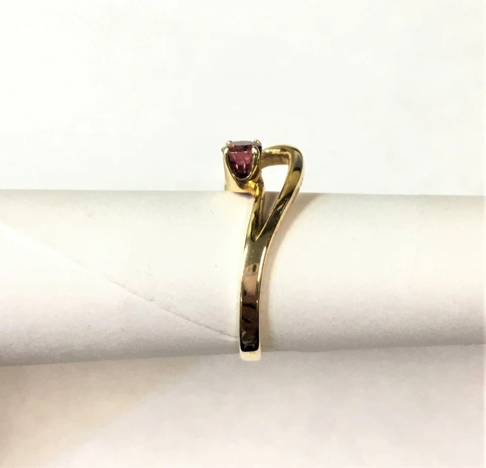 14K GOLD WIRE WAVE STYLE RING WITH 0.26CT NATURAL RUBY (SIZE 5.25) 2.3 GRAM: 14K YELLOW GOLD RING SET WITH SINGLE NATURAL RUBY (SIZE: 5.25) 14k Yellow Gold Ring set with single natural Ruby You are bidding on a 14k Yellow Gold Ring set with single natural Ruby. The ring has be