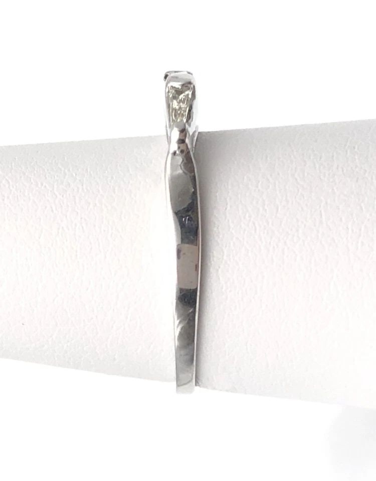 14K WHITE GOLD RING WITH 3 BAGUETTE VS1 DIAMONDS 0.25CTW (SIZE 7) 1.8 GRAMS: 14K WHITE GOLD RING WITH 3 BAGUETTE DIAMONDS 0.25CTW SIZE: 7 14k White Gold Ring with 3 baguette Diamonds 0.25ctw You are bidding on a 14k White Gold Ring with 3 baguette Diamonds 0.25ctw. The ring ha