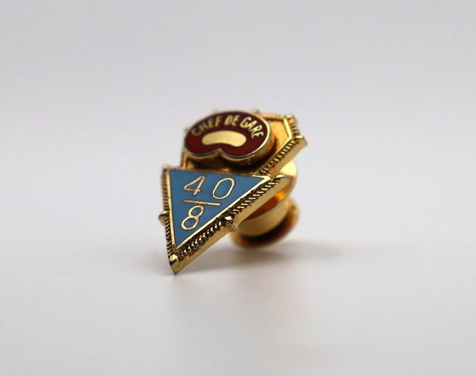 CHEF DE GARE ENAMELED 40--8 PIN / BROOCH 10K GOLD ( 3.9G ) (1 of 2)