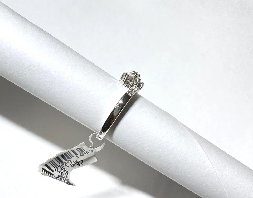 NEW WOMEN'S 10K WHITE GOLD RING WITH 0.25CTW DIAMONDS (SIZE 7) 3.3 GRAM: WOMEN'S 10K WHITE GOLD RING WITH 0.25CT DIAMONDS (SIZE 7) Women's 10k White Gold Ring with 0.25CT Diamonds (Size 7) You are bidding on a new with tags Women's 10k White Gold Ring with 0.25CT Diamonds.