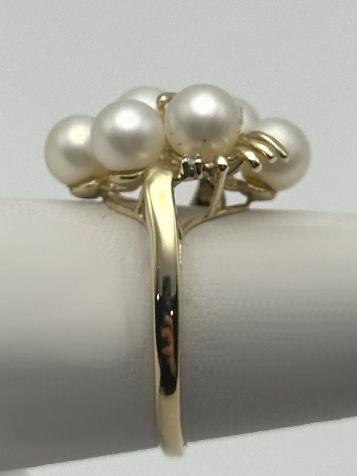10K GOLD, 6 CULTURED PEARLS AND 0.02CTS DIAMOND RING (SIZE 7.25) 4 GRAMS: 10K GOLD, CULTURED PEARL AND 0.02CTS DIAMOND RING SIZE: 7.25 4G 10k Gold, Cultured Pearl and 0.02cts Diamond Ring Condition: Used, has been fully cleaned and inspected by our in house Jewelers Materia