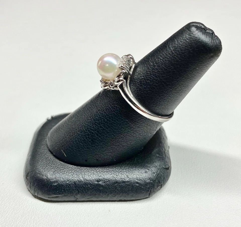 14K WHITE GOLD RING WITH 7MM PEARL AND 0.03CTW DIAMONDS (SIZE 6.5) 2.7G: WOMEN'S 14K WHITE GOLD RING WITH 7MM PEARL AND DIAMONDS (6.5) Women's 14k White Gold Ring with 7mm Pearl and Diamonds (6.5) You are bidding on a pre-owned Women's 14k White Gold Ring with 7mm Pearl an