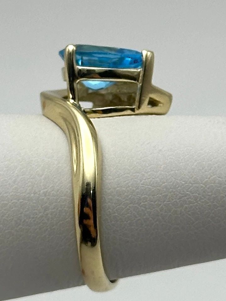 10K GOLD RING, SWISS BLUE TOPAZ, 0.06CTW DIAMONDS (SIZE 6.75) 3.3 GRAM: 10K GOLD RING WITH SWISS BLUE TOPAZ AND 0.06CTS OF DIAMONDS SIZE: 6.75 10k Gold Ring with Swiss Blue Topaz and 0.06cts of Diamonds Condition: Used Material: 10k Yellow Gold Ring Size: 6.75 Weight: 3.3