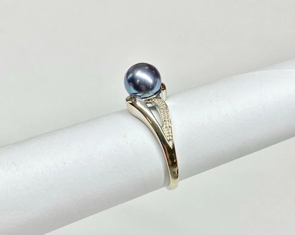 14K WHITE GOLD RING WITH 7.4MM BLACK PEARL, 0.01CTS OF DIAMONDS (SIZE 7) 3.4G: WOMEN'S 14K WHITE GOLD RING WITH 7.4MM BLACK PEARL AND DIAMONDS (SIZE 7) Women's 14k White Gold Ring with 7.4mm Black Pearl and Diamonds (Size 7) You are bidding on a pre-owned Women's 14k White Gold 
