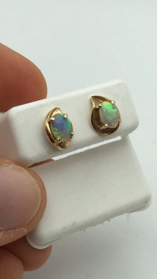 14K GOLD PEAR SHAPED EARRINGS WITH OVAL CUT NATURAL OPALS 2.6 GRAMS: 14K GOLD PEAR SHAPED EARRINGS WITH OVAL CUT NATURAL OPALS 2.6 GRAMS 14k Gold Pear shaped Earrings with oval cabochon cut natural Opals Condition: Used, have been cleaned Material: 14k Yellow Gold Weig