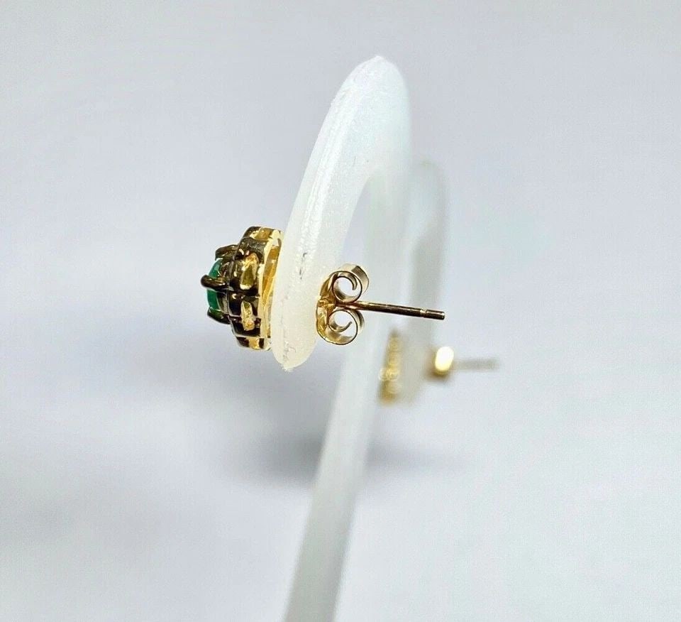 14K YELLOW GOLD OVAL EARRINGS WITH NATURAL EMERALD AND 0.15CTW DIAMONDS 1.4 GRAM: 14K YELLOW GOLD OVAL SHAPED EARRINGS WITH OVAL EMERALD AND 0.15CTS DIAMONDS 14k Yellow Gold Oval Shaped Earrings with Oval Emerald and 0.15CTS Diamonds You are bidding on a pre-owned 14k Yellow Gold O