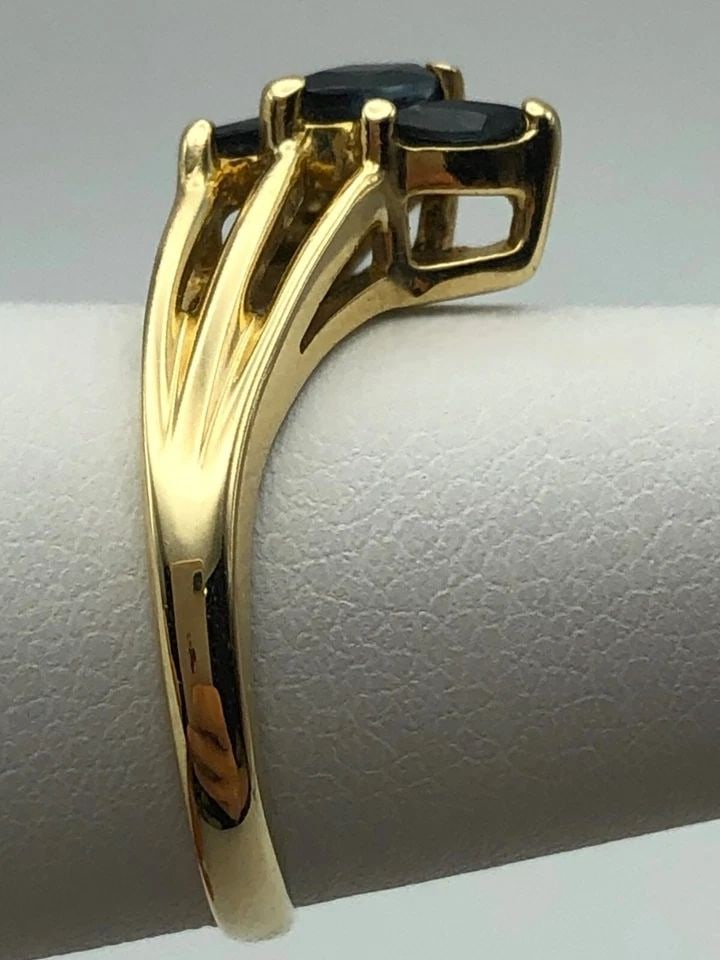 14K GOLD RING WITH NATURAL SAPPHIRES AND 0.03CTW DIAMONDS (SIZE 5.25) 2.6 GRAMS: 14K GOLD RING WITH NATURAL SAPPHIRES AND 0.03CTS OF DIAMONDS SIZE: 5.25 14k Gold Ring with Natural Sapphires and 0.03cts of Diamonds Condition: Used Material: 14k Yellow Gold Ring Size: 5.25 Weight: 2