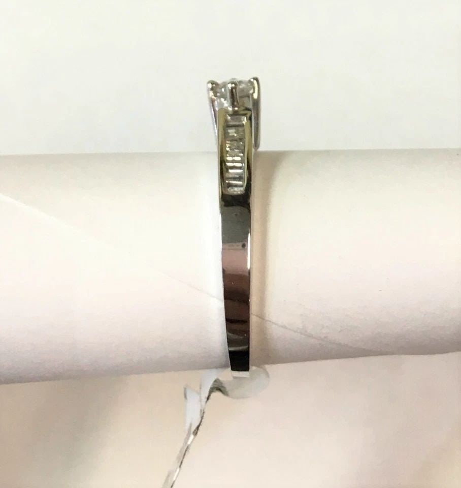 NEW 10K WHITE GOLD ENGAGEMENT RING WITH 0.23CTW DIAMONDS (SIZE 7) 2.6 GRAMS: 10K WHITE GOLD RING WITH DIAMONDS (SIZE: 7) 10k White Gold Ring with Diamonds You are bidding on a 10k White Gold Ring with Diamonds. The ring has been fully inspected by our in house Jewelers. Ring d