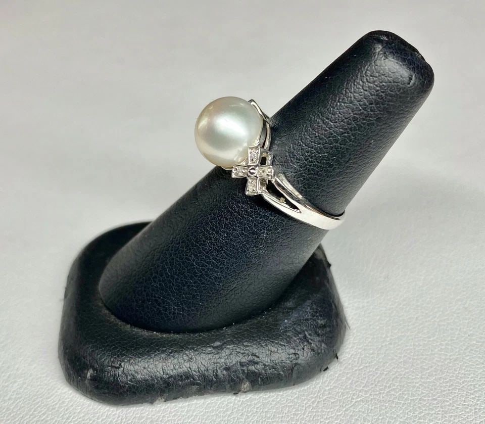14K WHITE GOLD X RING WITH 9MM PEARL AND 0.04CTW DIAMONDS (SIZE 6.5) 2.8 GRAM: WOMEN'S 14K WHITE GOLD RING WITH 9MM PEARL AND DIAMONDS (SIZE 6.5) Women's 14k White Gold Ring with 9mm Pearl and Diamonds (Size 6.5) You are bidding on a pre-owned Women's 14k White Gold Ring with 9m