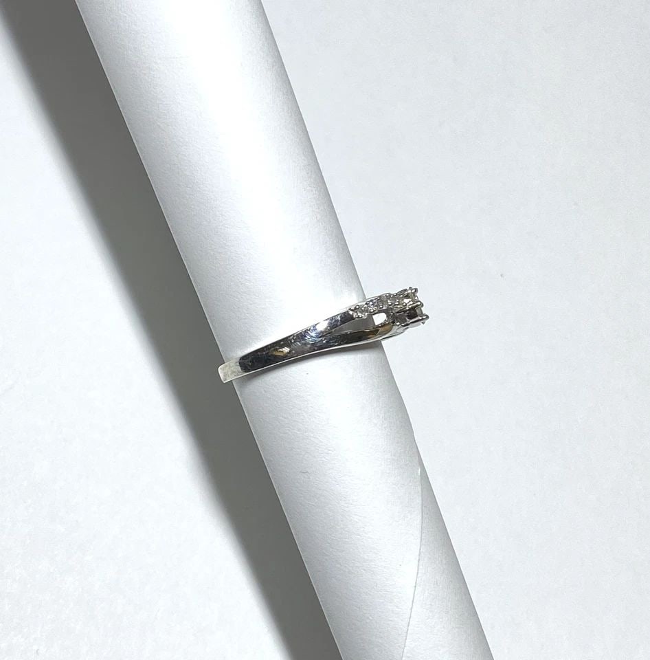 10K WHITE GOLD INFINITY RING WITH 0.25CTW DIAMONDS (SIZE 6.75) 2.8 GRAMS: WOMEN'S 10K WHITE GOLD RING WITH 0.25CT DIAMONDS (SIZE 6.75) Women's 10k White Gold Ring with 0.25CT Diamonds (Size 6.75) You are bidding on a new with tags Women's 10k White Gold Ring with 0.25CT Dia