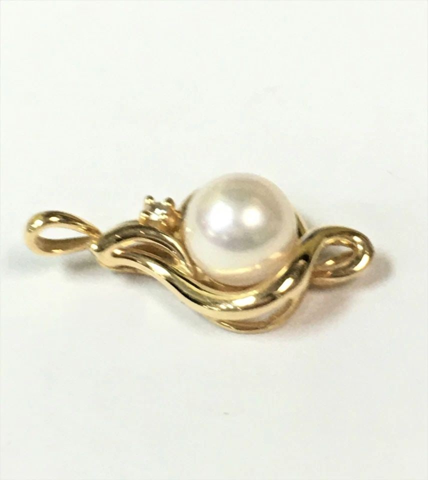 VINTAGE 14K YELLOW GOLD PENDANT WITH 8MM PEARL AND 0.03CT DIAMOND 2.7G: VINTAGE 14K YELLOW GOLD PENDANT WITH 8MM PEARL AND 0.03CT DIAMOND 2.7G Vintage 14k Yellow Gold Pendant with 8mm Pearl and 0.03ct Diamond You are bidding on a pre-owned Vintage 14k Yellow Gold Pendant 