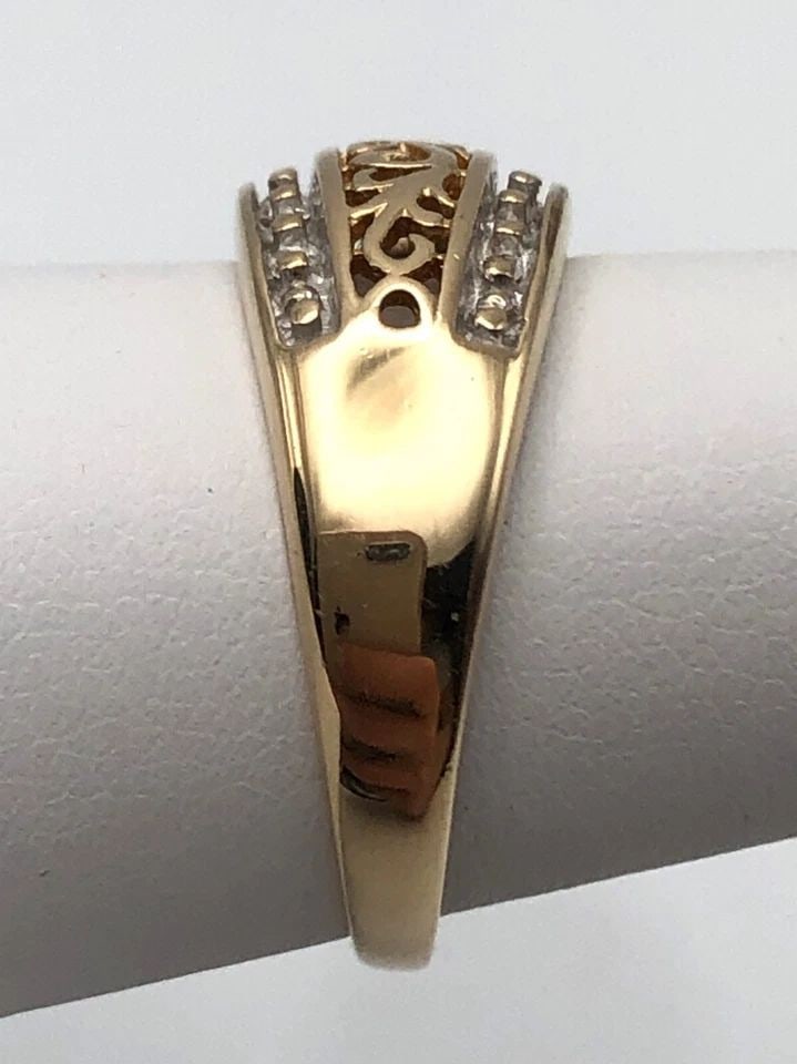 10K GOLD RING VINE DESIGN AND 0.15CTW DIAMONDS (SIZE 7) 3.4 GRAM: 10K GOLD RING VINE CENTER DESIGN AND 0.15CTS OF DIAMONDS SIZE: 7 10k Gold Ring vine center design and 0.15cts of Diamonds Condition: Used, has been cleaned Material: 10k Yellow Gold Ring Size: 7 Weigh