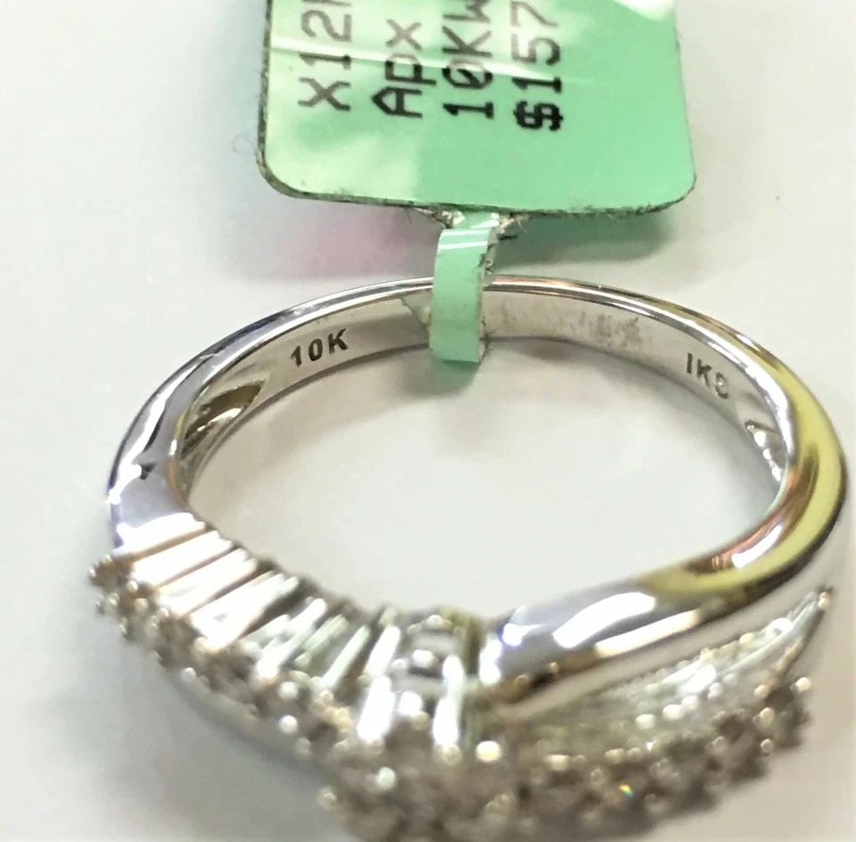 NEW 10K WHITE GOLD RING INFINITY STYLE, 0.25CTW DIAMONDS (SIZE 6.75) 2.9 GRAM: 10K WHITE GOLD RING WITH DIAMONDS (SIZE: 6.75) 10k White Gold Ring with Diamonds You are bidding on a 10k White Gold Ring with Diamonds. The Ring is brand new with original tag, but has some minor mar