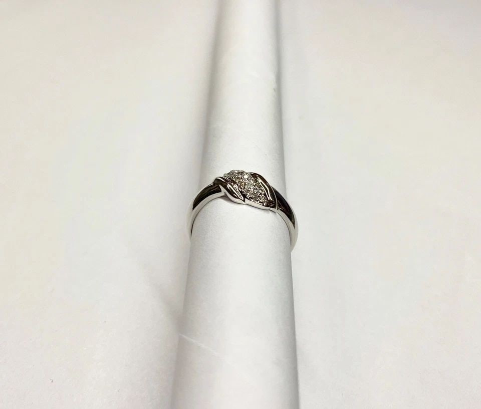 NEW 14K WHITE GOLD RING WITH 0.16CTS OF DIAMONDS (SIZE 6.5) 2.5G: WOMEN'S 14K WHITE GOLD RING WITH 0.16CT DIAMONDS (SIZE 6.5) Women's 14k White Gold Ring with 0.16CT Diamonds You are bidding on a new with defects Women's 14k White Gold Ring with 0.16CT Diamonds. The