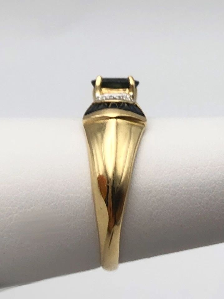 10K GOLD BOW SHAPED RING, NATURAL SAPPHIRES, DIAMONDS (SIZE 8.25) 2.2 GRAM: 10K GOLD BOW TIE SHAPED RING WITH NATURAL SAPPHIRES AND 0.01CTS OF DIAMONDS 10k Gold Bow Tie shaped Ring set with Blue Sapphire and 0.01cts of Diamonds Condition: Used Material: 10k Yellow Gold Ring S