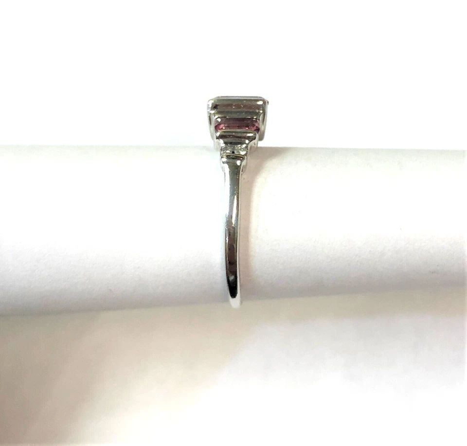 14K WHITE GOLD RING WITH PINK CUBIC ZIRCONIA, 0.04CTW DIAMONDS (SIZE 7) 3 GRAM: 14K WHITE GOLD RING WITH PINK CUBIC ZIRCONIA AND DIAMONDS (SIZE: 7) 14k White Gold Ring with Pink Cubic Zirconia and Diamonds You are bidding on a 14k White Gold Ring with Pink Cubic Zirconia and Diam