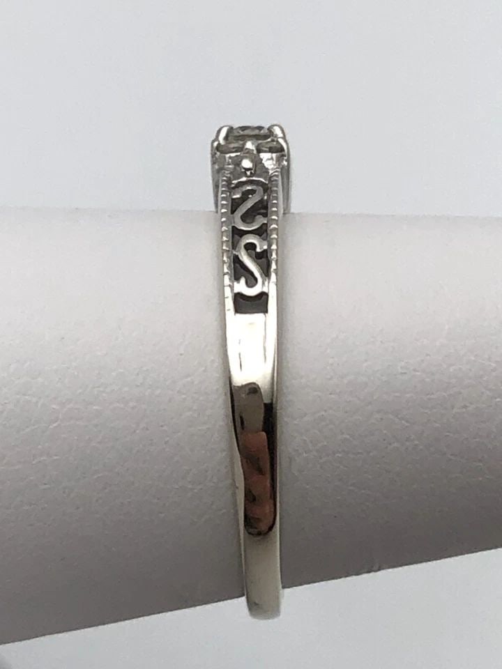 14K WHITE GOLD FILIGREE RING WITH 0.21CTS DIAMONDS (SIZE 7) 2 GRAMS: 14K WHITE GOLD SIMPLE FILIGREE STYLE RING WITH 0.12CTS DIAMONDS SIZE: 7 14k White Gold simple filigree style Ring with 0.12cts of Diamonds Condition: Used, has been cleaned Material: 14k White Gold Ri