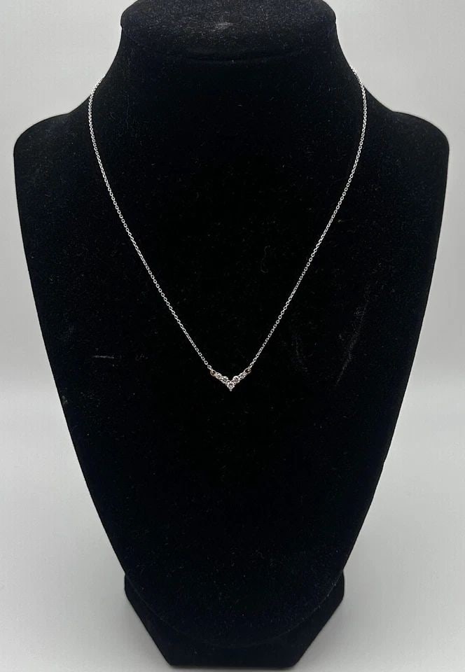 14K WHITE GOLD NECKLACE, ROSE GOLD PENDANT, 0.25CTS DIAMONDS (15.5 INCH) 2 GRAM: 14K WHITE GOLD NECKLACE WITH ROSE GOLD PENDANT SET WITH 0.25CTS OF DIAMONDS 14k White Gold Necklace with Rose Gold Pendant set with 0.25cts of Diamonds Condition: Used, has been cleaned Material: 14k 