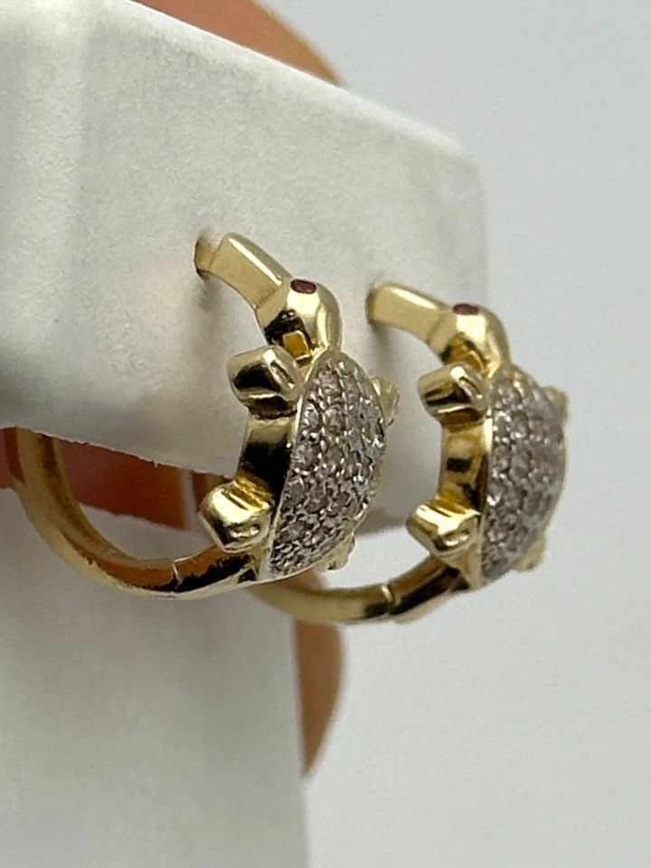 14K GOLD TURTLE HOOP EARRINGS WITH CUBIC ZIRCONIA & NATURAL RUBIES 2.3G: 14K GOLD TURTLE HOOP EARRINGS WITH CUBIC ZIRCONIA & NATURAL RUBIES 2.3G 14k Gold Turtle Hoop Earrings with Cubic Zirconia & natural Rubies Condition: Used Material: 14k Yellow Gold Weight: 2.3 grams E