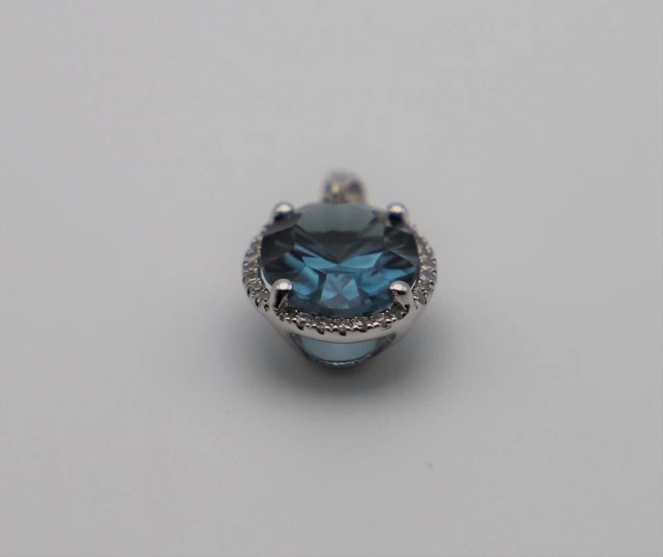 14K WHITE GOLD PENDANT WITH 4.6CT OVAL BLUE TOPAZ AND DIAMONDS 1.7 GRAMS: 14K WHITE GOLD PENDANT WITH 11X9MM OVAL BLUE TOPAZ AND DIAMONDS 14k White Gold Pendant with 11x9mm oval Blue Topaz and Diamonds You are bidding on a 14k White Gold Pendant with 11x9mm oval Blue Topaz 