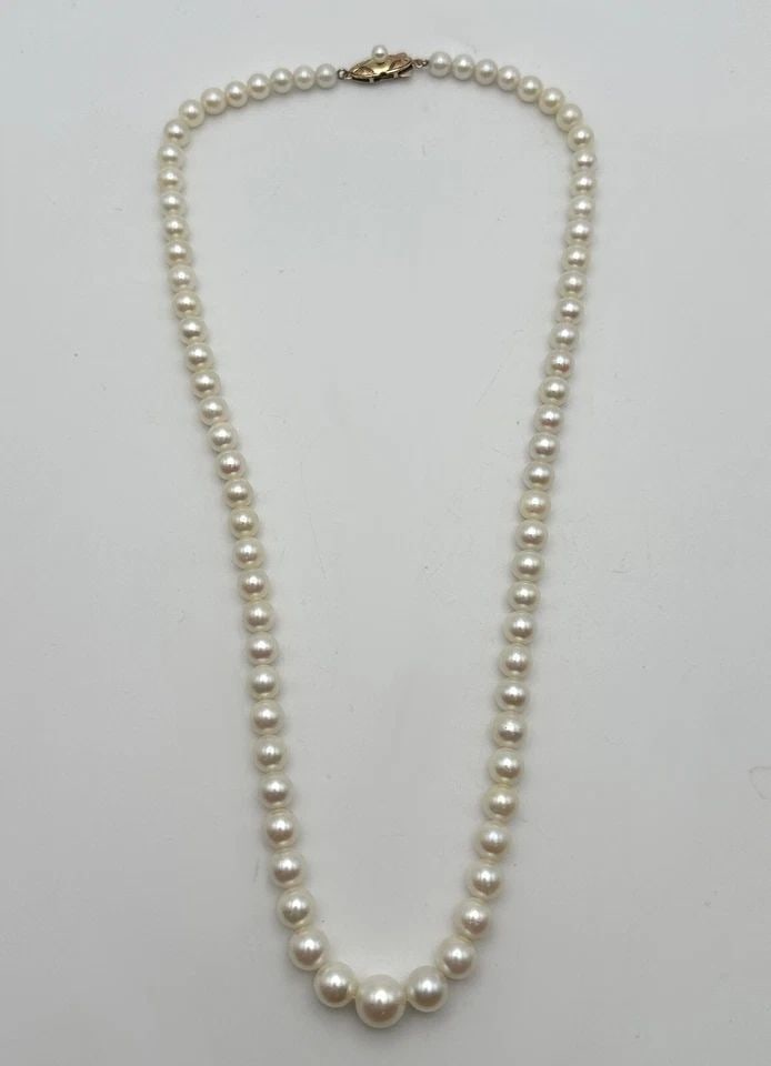 CULTURED PEARL NECKLACE WITH 18K YELLOW GOLD CLASP ( 18.5 INCH ) 27.7G: CULTURED PEARL NECKLACE WITH 18K YELLOW GOLD CLASP 18.5 INCHES Cultured Pearl Necklace with 18k Yellow Gold Clasp Condition: Used, has been cleaned Material: 18k Yellow Gold for the clasp Necklace Siz