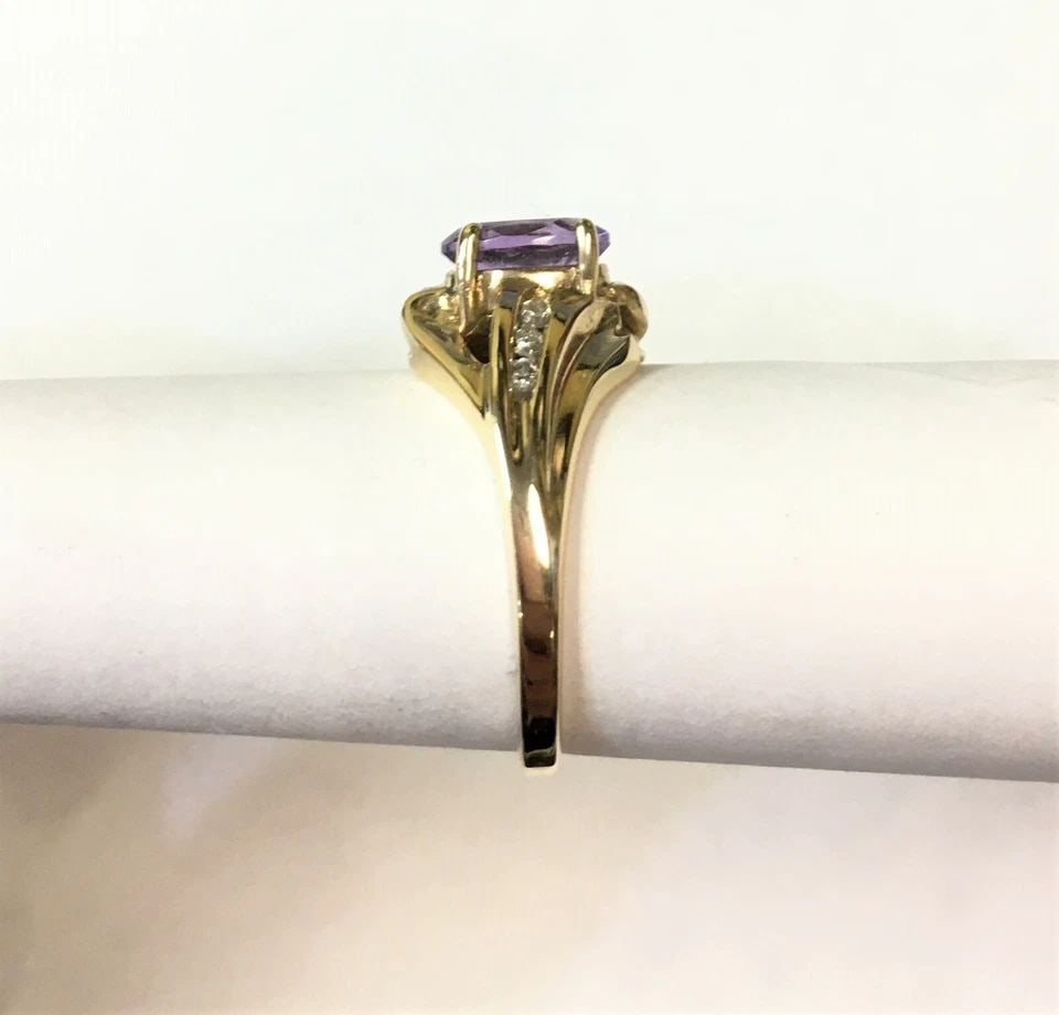 10K YELLOW GOLD RING WITH OVAL AMETHYST AND CUBIC ZIRCONIA (SIZE 7) 3.2 GRAM (1 of 2)