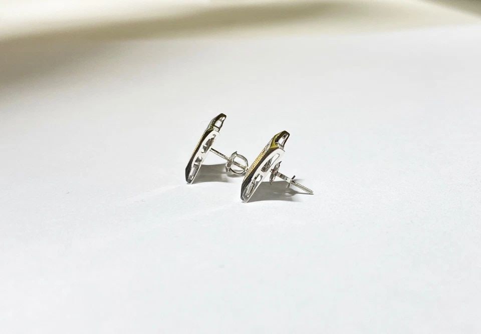 NEW 10K WHITE GOLD KITE EARRINGS WITH 0.35CTW YELLOW/RED/BLUE DIAMONDS 2.5G: 10K WHITE GOLD EARRINGS WITH 0.35CTS YELLOW/RED/BLUE DIAMONDS 10k White Gold Earrings with 0.35CTS Yellow/Red/Blue Diamonds You are bidding on a new with tags 10k White Gold Earrings with 0.35CTS Yell