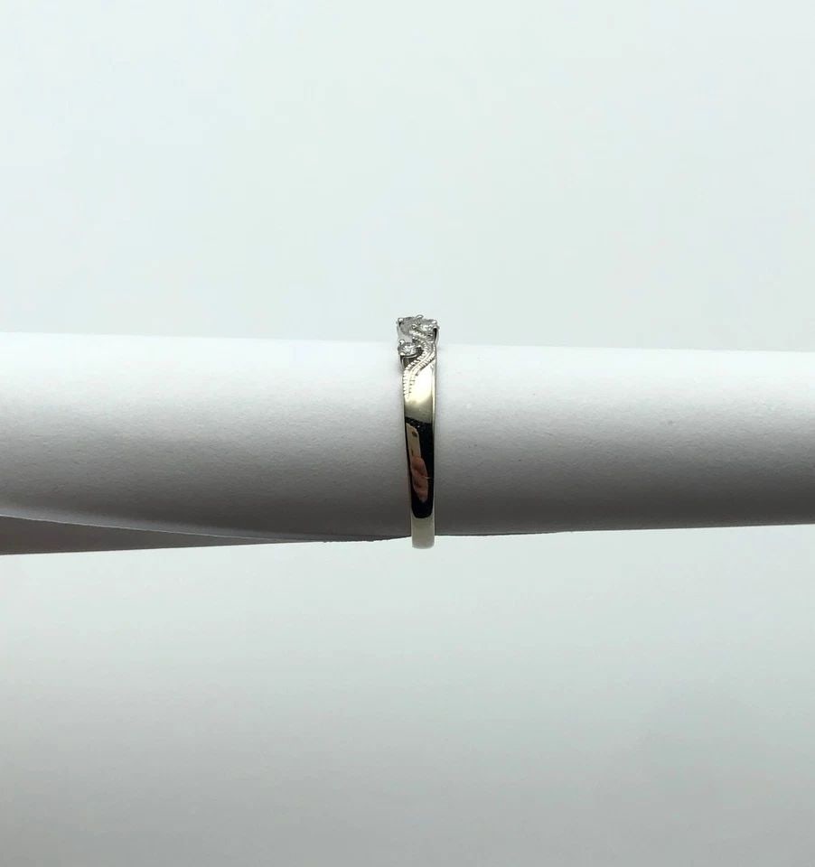 10K WHITE GOLD WAVE STYLE RING WITH 0.25CTW DIAMONDS (SIZE 7) 2.4 GRAM: 10K WHITE GOLD WAVE STYLE RING WITH 0.25CTS DIAMONDS (SIZE: 7) 10k White Gold Wave style Ring with Diamonds You are bidding on a 10k White Gold Wave style Ring with Diamonds. The piece has been fully 