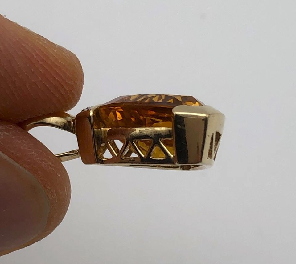 10K GOLD TRIANGLE SHAPED PENDANT WITH CITRINE AND SINGLE DIAMOND 3.5G: 10K GOLD TRIANGLE SHAPED PENDANT WITH CITRINE AND SINGLE DIAMOND 10k Gold Triangle Shaped Pendant with Citrine and single diamond Condition: Used, has been cleaned Material: 10k Yellow Gold Pendant We