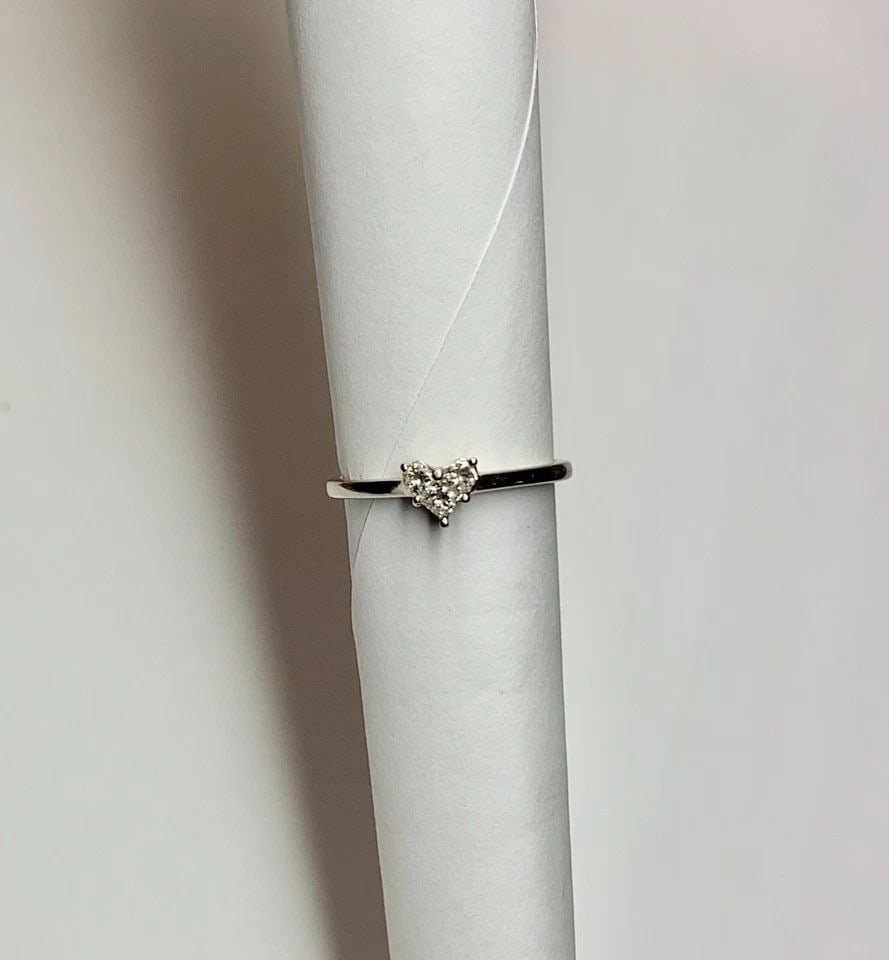 14K WHITE GOLD HEART RING, 0.20CTW DIAMONDS, MINIMALIST (SIZE 7.5) 1.9 GRAM: WOMEN'S WHITE GOLD HEART RING WITH 0.20CT ROUND/PRINCESS CUT DIAMONDS SIZE 7.5 Women's White Gold Heart Ring with 0.20ct Diamonds In Heart Shape (Size 7.5) You are bidding on a pre-owned Women's White