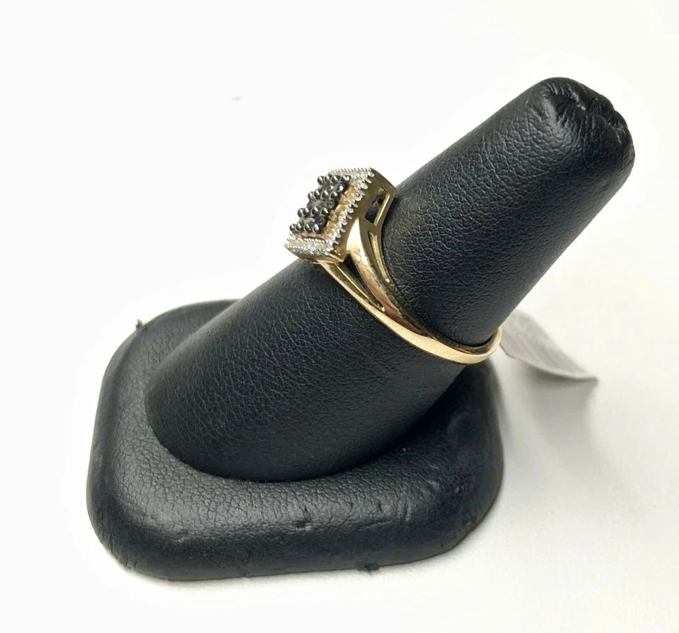 NEW 10K GOLD SQUARE RING, 0.24CTW BLACK & WHITE DIAMONDS (SIZE 7) 2.4 GRAM: 10K YELLOW GOLD RING WITH BLACK AND WHITE DIAMONDS NEW 10k Yellow Gold Ring with Black and White Diamonds NEW You are bidding on a new with defects 10k Yellow Gold Ring with Black and White Diamonds. 