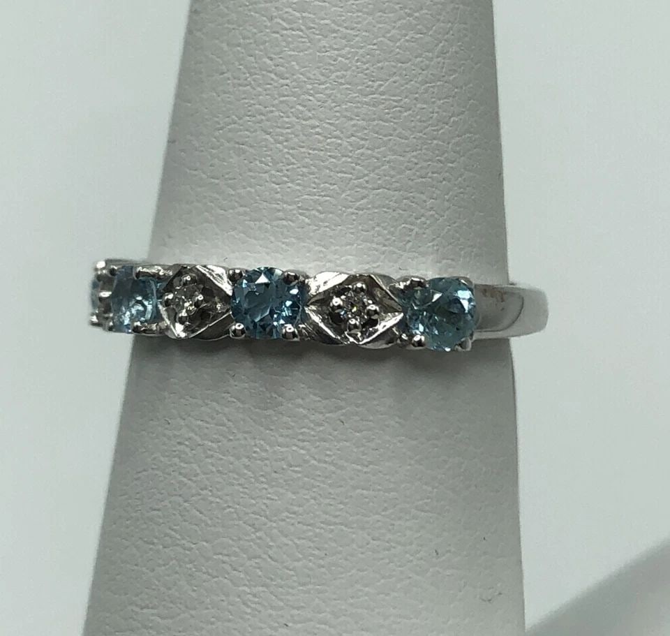 GABRIEL & CO. 14K WHITE GOLD RING, BLUE TOPAZ, DIAMONDS (SIZE 6.75) 2.6 GRAM: GABRIEL & CO. 14K WHITE GOLD RING WITH BLUE TOPAZ AND DIAMONDS (SIZE: 6.75) Gabriel & Co. 14k White Gold Ring with Blue Topaz and Diamonds You are bidding on a Gabriel & Co. 14k White Gold Ring with B