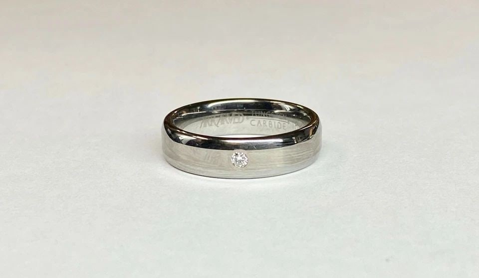 MEN'S ARTCARVED TUNGSTEN CARBIDE AND 18K WHITE GOLD WEDDING BAND WITH DIAMOND: MEN'S ARTCARVED TUNGSTEN CARBIDE AND 18K WHITE GOLD WEDDING BAND WITH DIAMOND Men's ArtCarved Tungsten Carbide and 18k white gold Wedding Band with Diamond (Size 10) You are bidding on a pre-owned Men