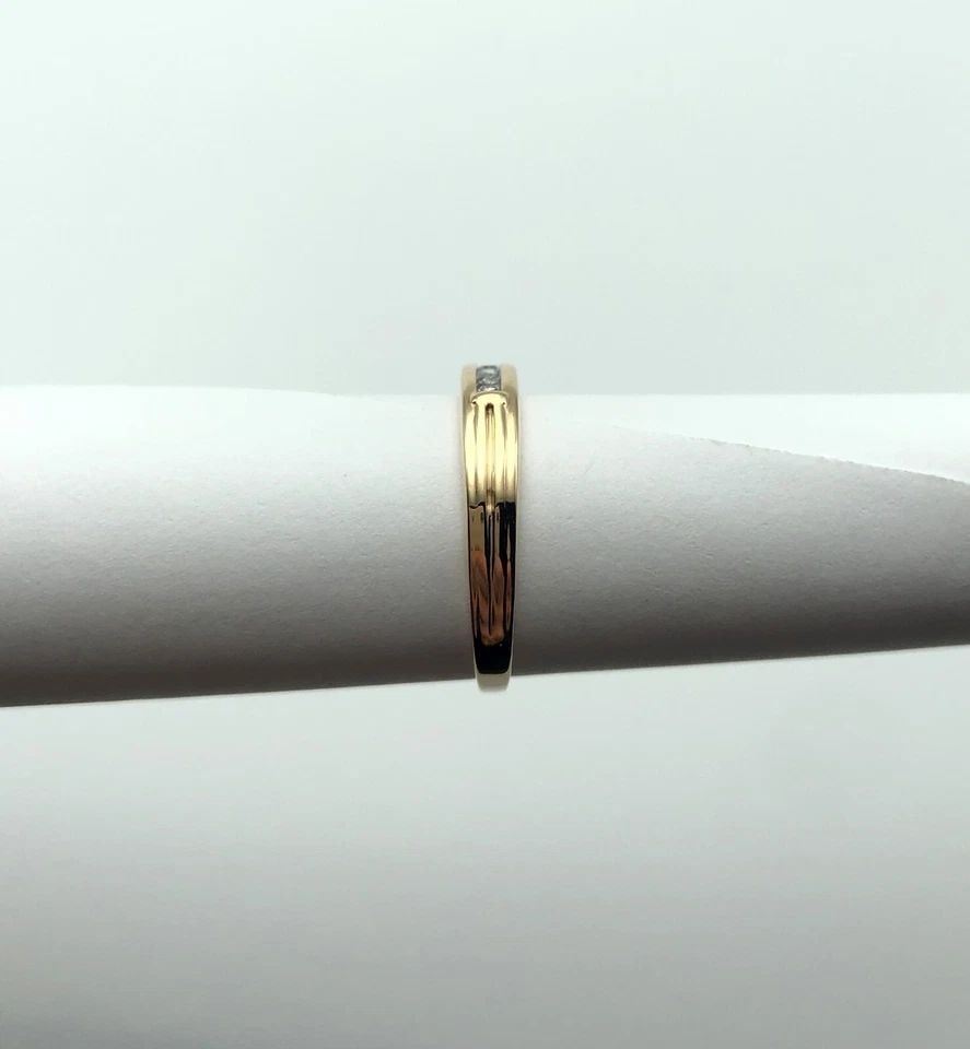 14K YELLOW GOLD RING/BAND WITH 0.15CTW DIAMONDS (SIZE 5.5) 2.2 GRAMS: 14K YELLOW GOLD WITH RING WITH A ROW OF DIAMONDS (SIZE: 5.5) 14k Yellow Gold with Ring with a row of Diamonds You are bidding on a 14k Yellow Gold with Ring with a row of Diamonds. The piece has been 